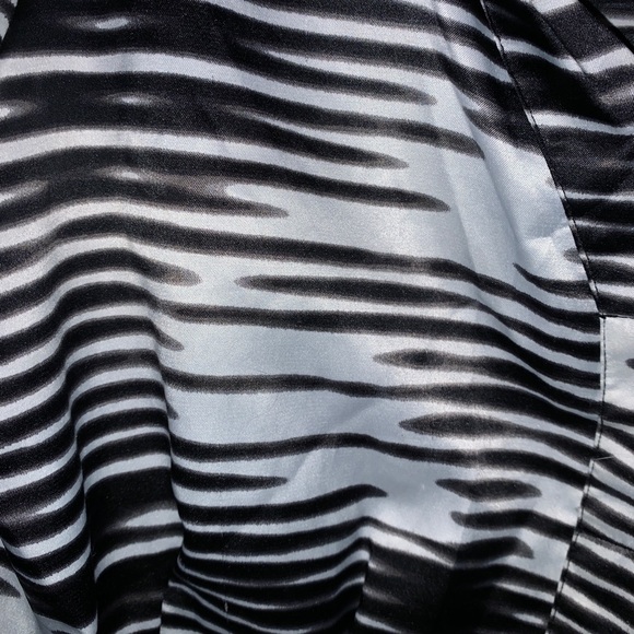 Like New Women’s Shirt Sleeve Satiny Blouse, Sz Small - Picture 3 of 5